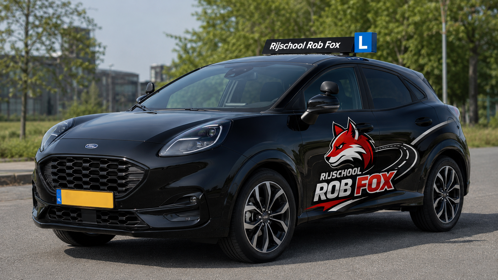 De zwarte Ford Puma lesauto van Rijschool Rob Fox
